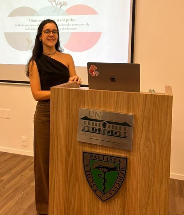 Flavia Villaboy Fernandes apresentando um trabalho na Escola Paulista de Medicina da UNIFESP